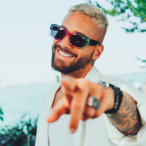 What success! Maluma is the new face of the Versace campaign Últimas  Noticias